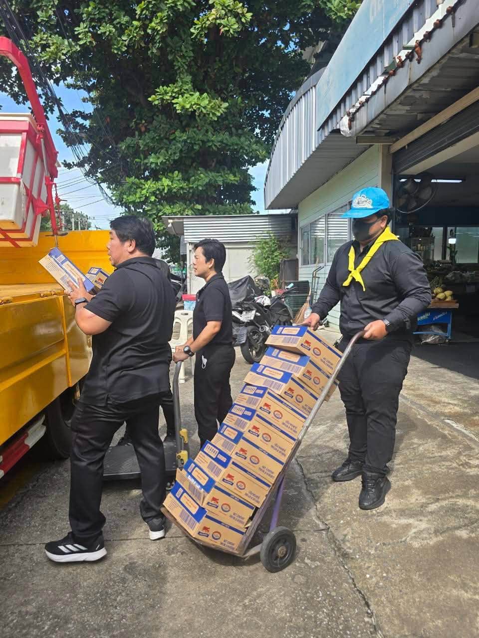 title - ส.ป.ก. ร่วมภารกิจขนส่ง “นม” UHT ไทย เดนมาร์ค จำนวน 6,000 กล่อง เพื่อช่วยเหลือประชาชนผู้ประสบภัยน้ำท่วมในพื้นที่กรุงเทพฯ และปริมณฑล